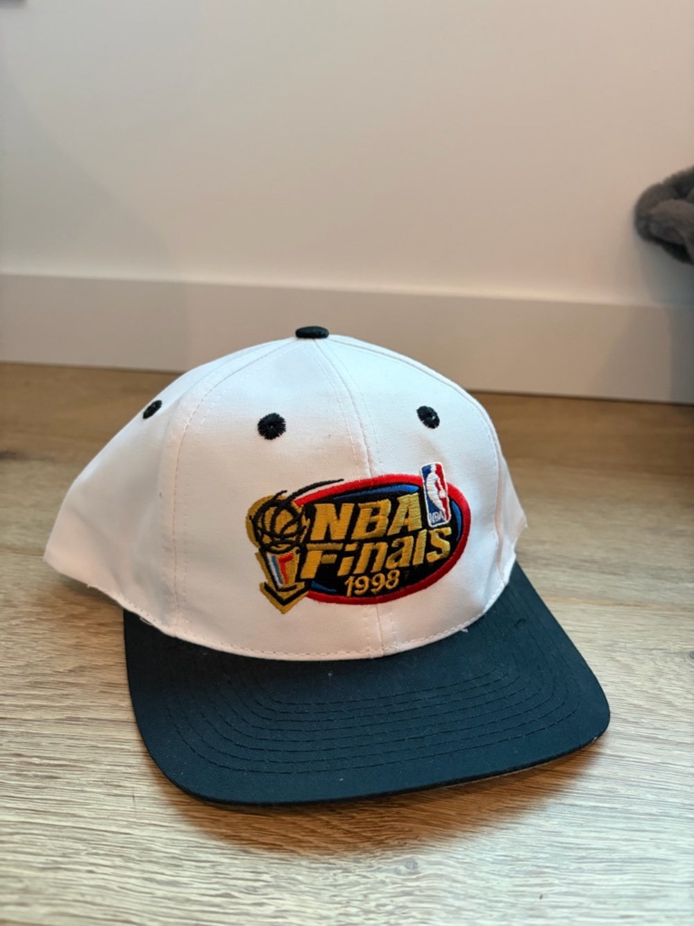 LOGO 7 White and Black NBA Finals 1998 Snapback